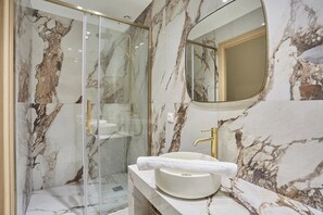Appartement | Salle de bain | Séchoir à cheveux, savon, shampooing