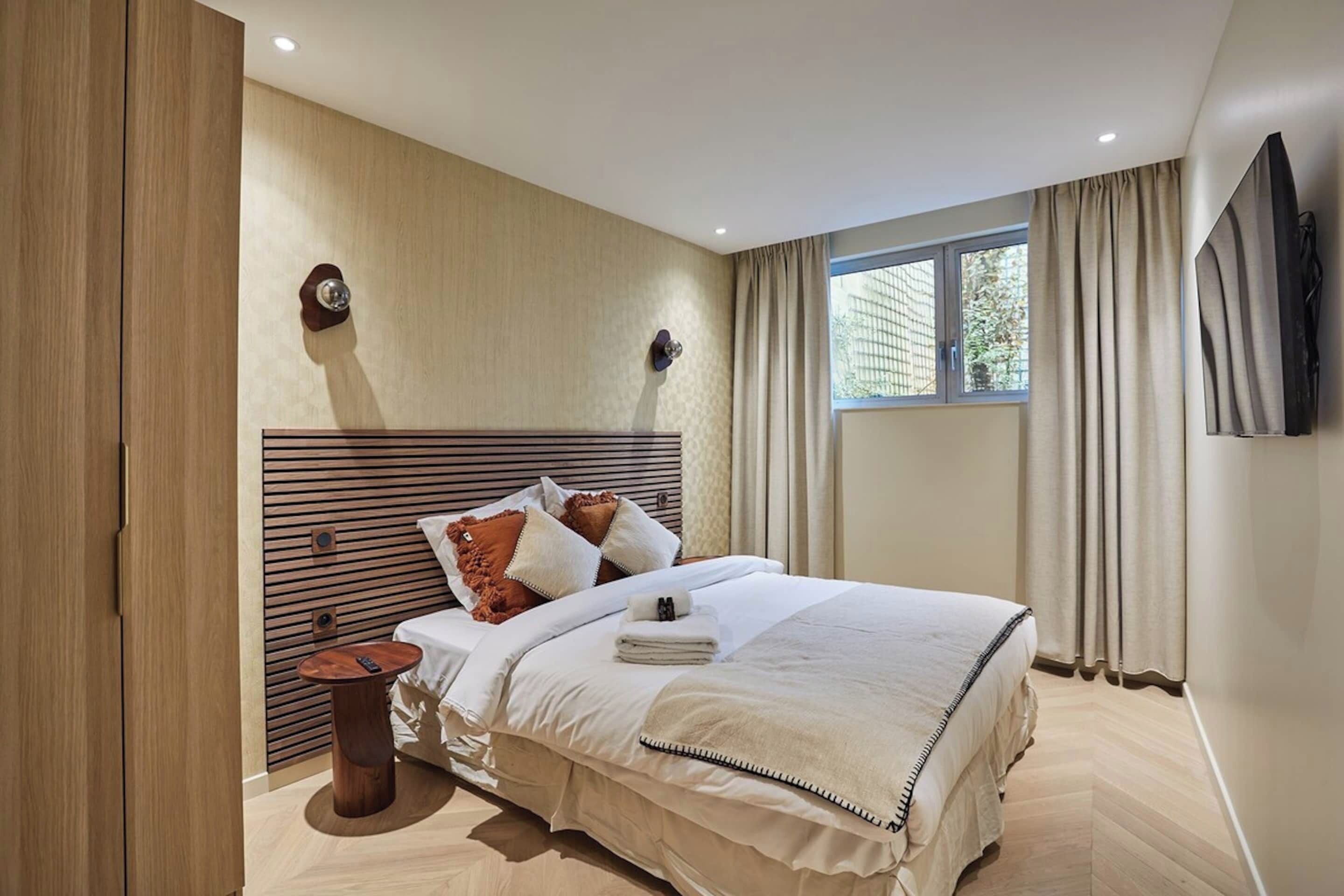 Departamento | Espacio para trabajar con laptop y tabla de planchar con plancha 