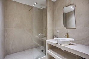Apartment | Bathroom | Hair dryer, soap, shampoo