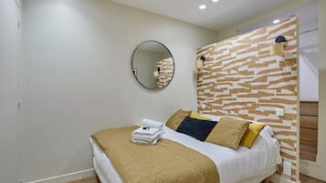 Espacio para trabajar con laptop y tabla de planchar con plancha