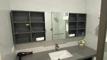 Familien-Doppelzimmer, Balkon, Stadtblick | Badezimmer | Dusche, Haartrockner, Handtücher, Seife