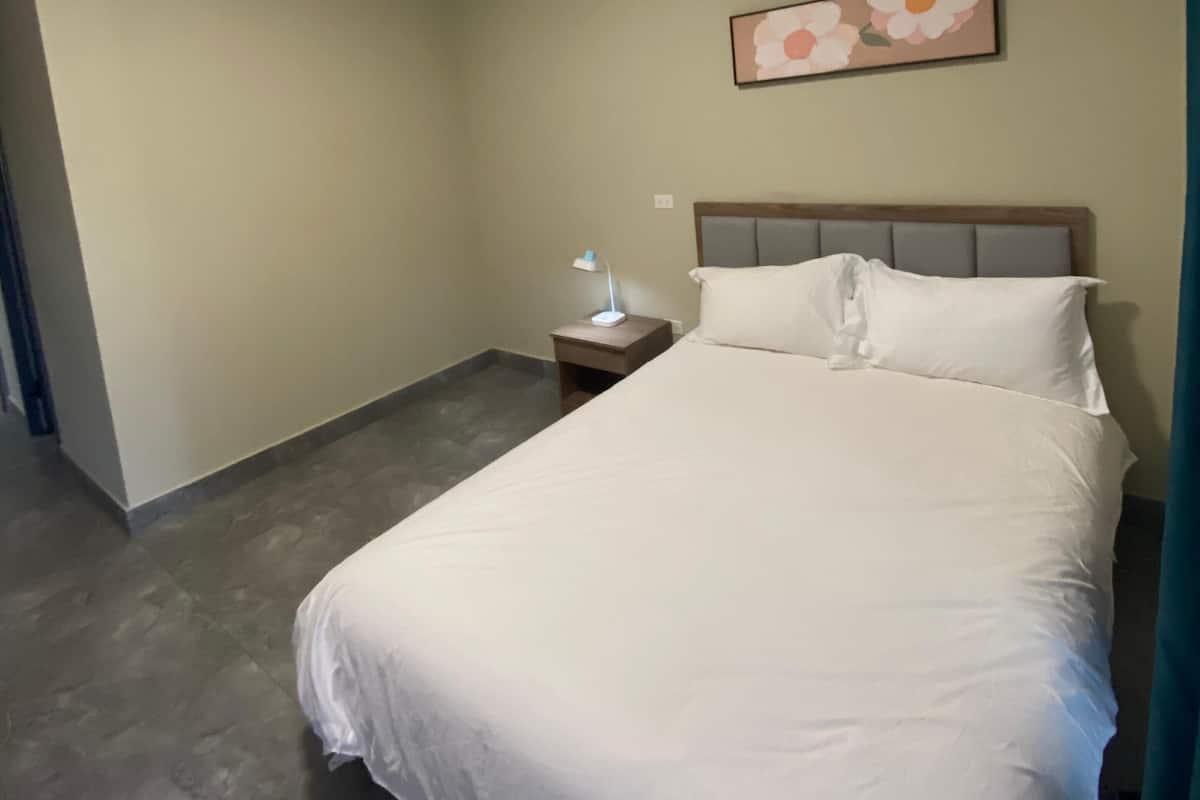 Habitación básica, balcón, vistas a la ciudad | Escritorio, tabla de planchar con plancha, wifi gratis
