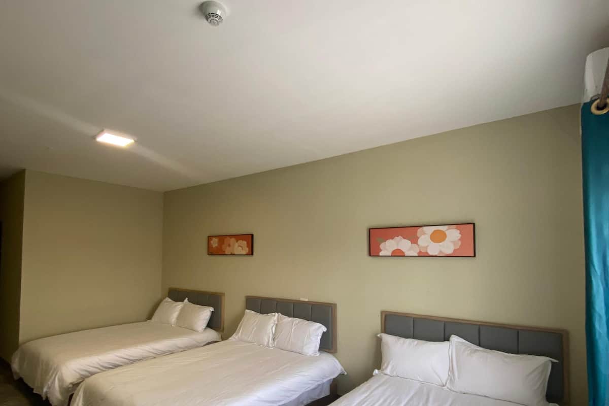 Habitación triple Deluxe, balcón, vistas a la ciudad | Escritorio, tabla de planchar con plancha, wifi gratis