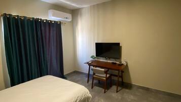 Eenvoudige kamer, balkon, uitzicht op de stad | Een bureau, een strijkplank/strijkijzer, gratis wifi