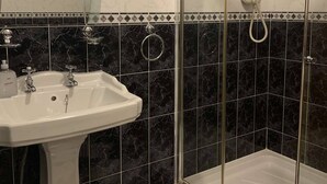 Room, 1 Bedroom, Garden View | Bathroom - Room-room 2 , Williamstown, Ireland (Williamstown)