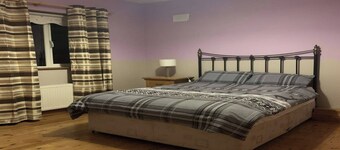 Room-room 2 , Williamstown, Ireland