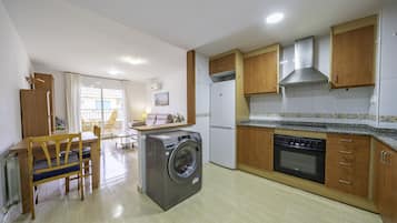 Coffee/tea maker, fridge, microwave, oven