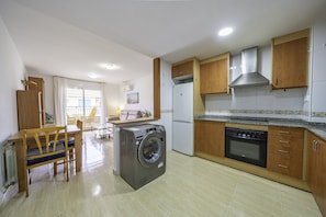 Fridge, microwave, oven, coffee/tea maker