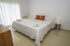 Iron/ironing board, free WiFi, bed sheets - HomeHolidaysRentals Belisa - Costa Barcelona (Pineda de Mar)