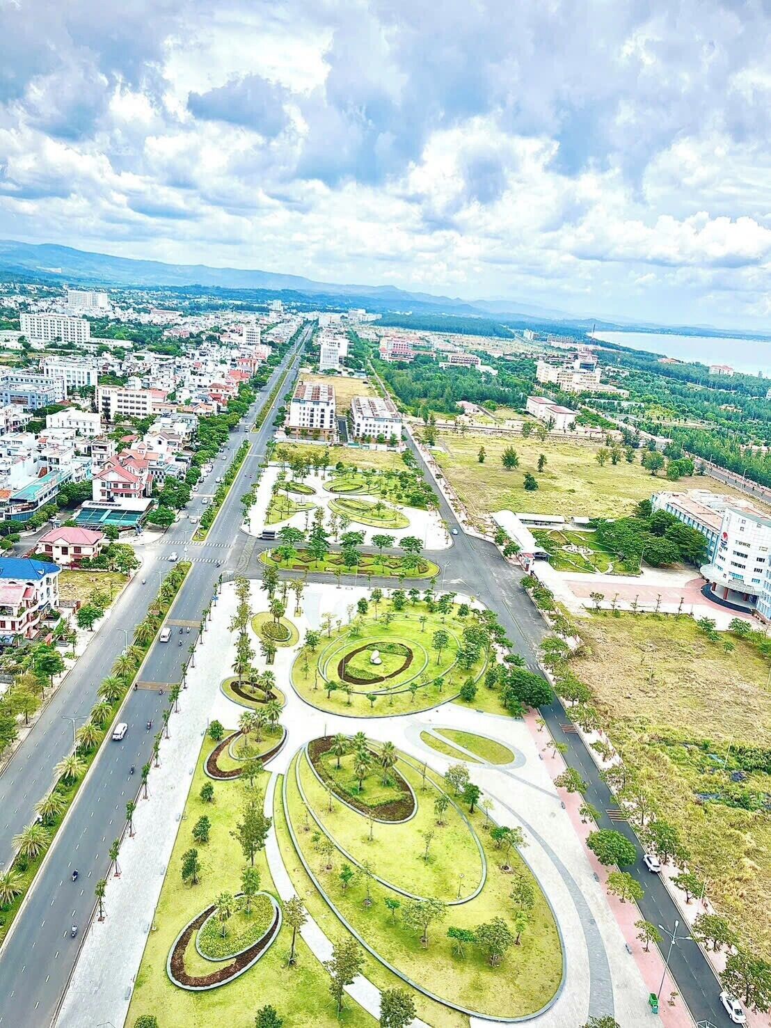 Vista aèria d'una ciutat amb un parc central, carreteres i edificis.