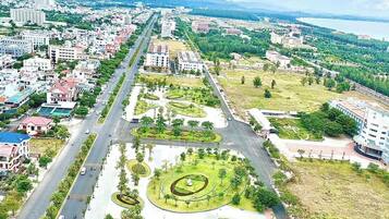 Vista aèria d'una ciutat amb un parc central, carreteres i edificis.