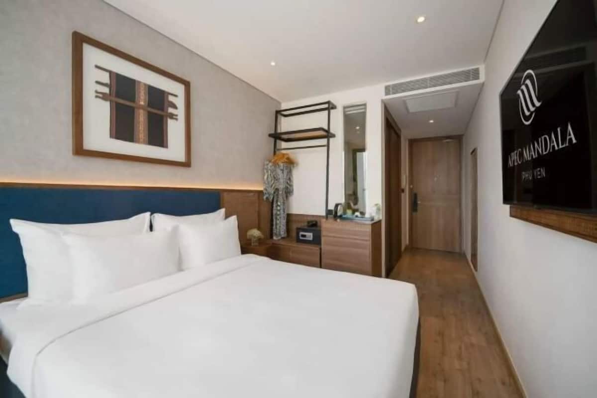 Escritorio, espacio para trabajar con laptop y cortinas blackout