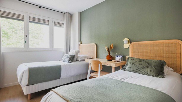 A bedroom with two beds, a desk, and a window. - Modern "green Suites" Residence - Meudon/velizy (Meudon)