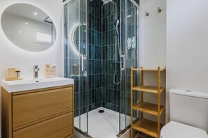 A modern bathroom with a glass-enclosed shower, a wooden vanity, and a white toilet. - Modern "green Suites" Residence - Meudon/velizy (Meudon)