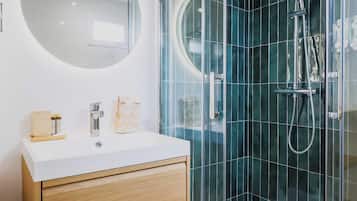 Lejlighed | Badeværelse | Hårtørrer, håndklæder, Shampoo