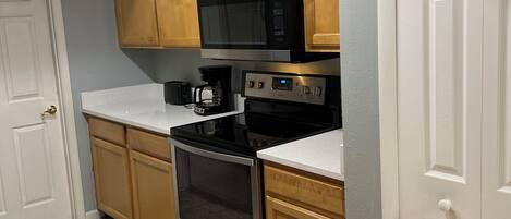 Kühlschrank, Mikrowelle, Herdplatte, Geschirrspüler