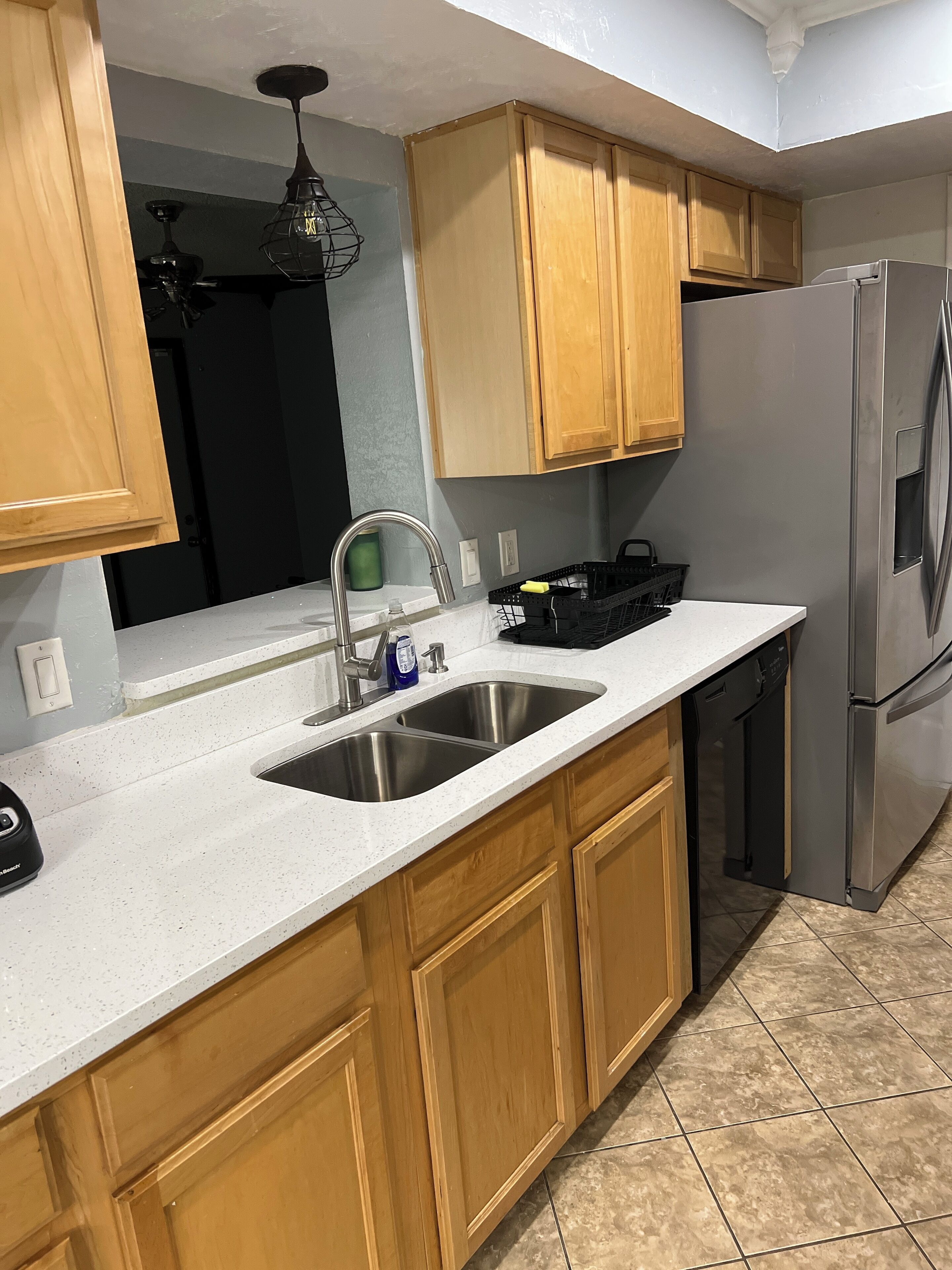 Een koelkast, een microgolfoven, een kookplaat, een vaatwasser