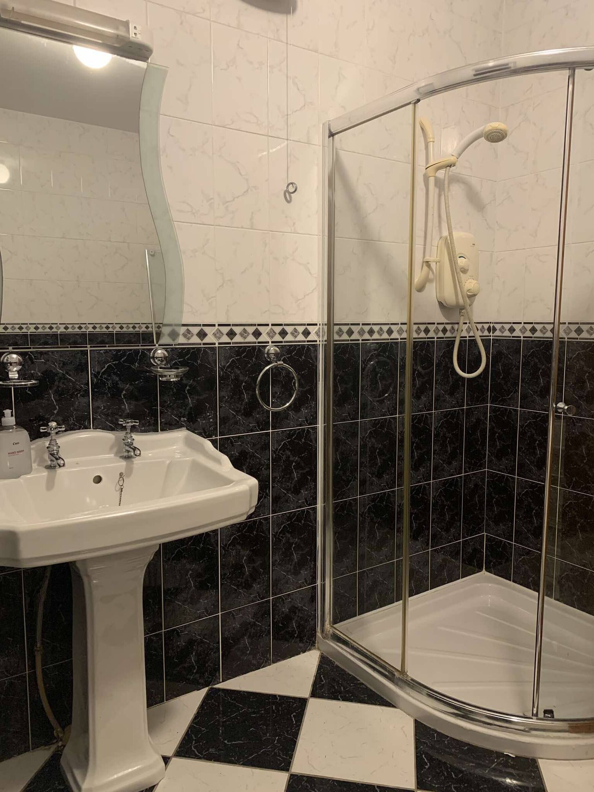 Room, 1 Bedroom, Patio, Garden View | Bathroom