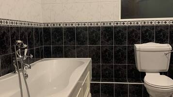Room, 1 Bedroom, Patio, Garden View | Bathroom