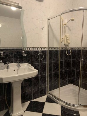 Habitación, 1 habitación, patio, vista al jardín | Baño