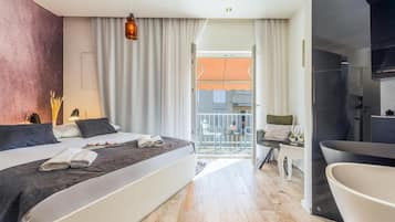 Room, Balcony, Courtyard View | In-room safe, soundproofing, free WiFi