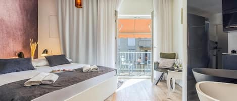 Room, Balcony, Courtyard View | In-room safe, soundproofing, free WiFi