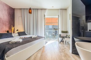Quarto, sacada, vista para o pátio | Cofres nos quartos, quartos à prova de som, Wi-Fi de cortesia