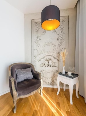 Habitación, baño privado | Caja fuerte, sistema de insonorización, wifi gratis