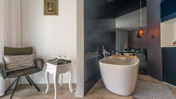 Habitación, balcón, vista al patio | Caja de seguridad en la habitación, insonorización y wifi gratis