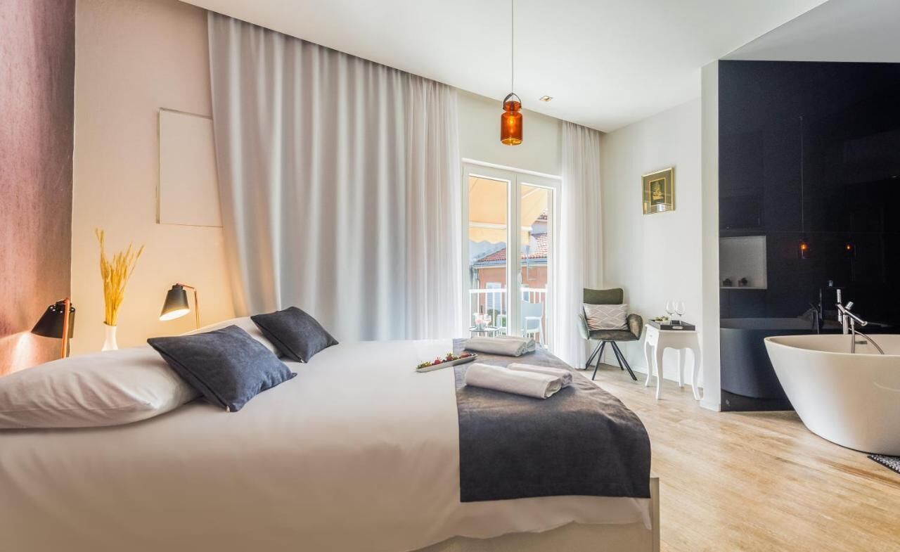 Chambre, balcon, vue cour intérieure