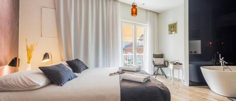 Chambre, balcon, vue cour intérieure