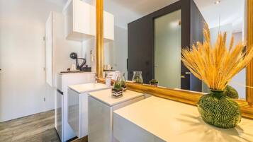 Room, Balcony, Courtyard View | In-room safe, soundproofing, free WiFi