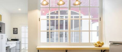 Mikrowelle, Herdplatte, Wasserkocher mit Kaffee-/Teezubehör, Toaster