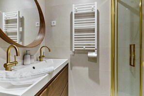 Căn hộ | Phòng tắm | Máy sấy tóc, dầu gội