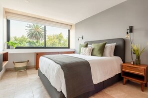 2 habitaciones, escritorio, tabla de planchar con plancha y wifi 