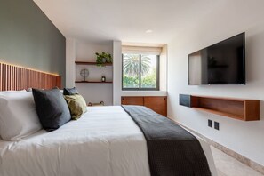 2 soverom, skrivebord, strykejern/-brett og wi-fi