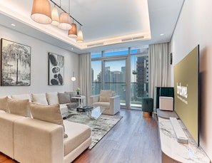 Appartement Luxe, 2 chambres | Salle de séjour | Télévision à écran plat de 55 pouces avec chaînes numériques