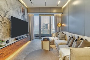 Leilighet – premium, 2 soverom, kanalutsikt | Oppholdsrom | En 55-tommers Flatskjerm-TV med kabel-kanaler