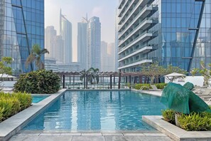 Utendørsbasseng og solsenger