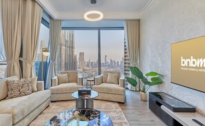 Apartment, 4 Schlafzimmer | Wohnzimmer | 55-Zoll-Flachbildfernseher mit Digitalempfang