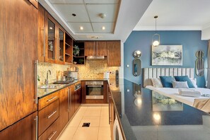 Studio Prestige, 1 très grand lit, vue sur la ville | Cuisine privée | Réfrigérateur, four à micro-ondes, un four, lave-vaisselle