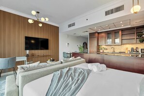 Studio Prestige, 1 très grand lit, vue sur la ville | Coffre-fort, bureau, espace de travail pour ordinateurs portables