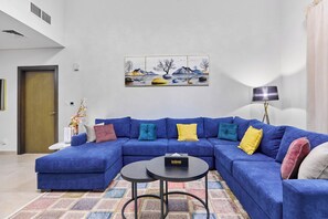 Premium-Apartment, 1 King-Bett (117) | Wohnzimmer | 60-Zoll-Smart-TV mit Kabelempfang