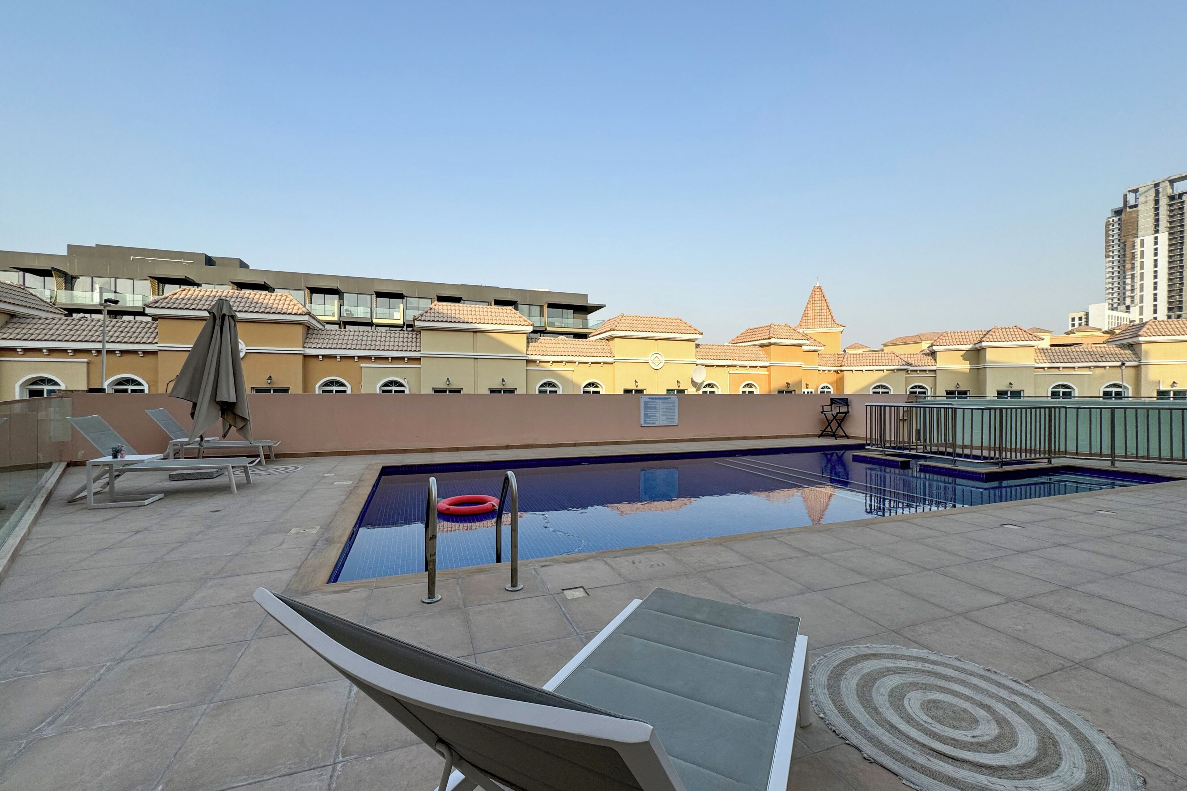 室外游泳池，提供泳池遮陽傘和日光浴躺椅