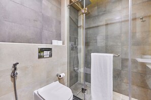 Lägenhet Premium - 1 kingsize-säng (117) | Badrum | Dusch, duschhuvud med massagefunktion och miljövänliga toalettartiklar