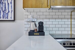 Premium Apartment, 1 King Bed | Private kitchen