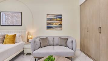 Premium Studio, 1 King Bed | Premium bedding, in-room safe, iron/ironing board, WiFi (free)