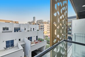 Premium Studio, 1 King Bed | Balcony view