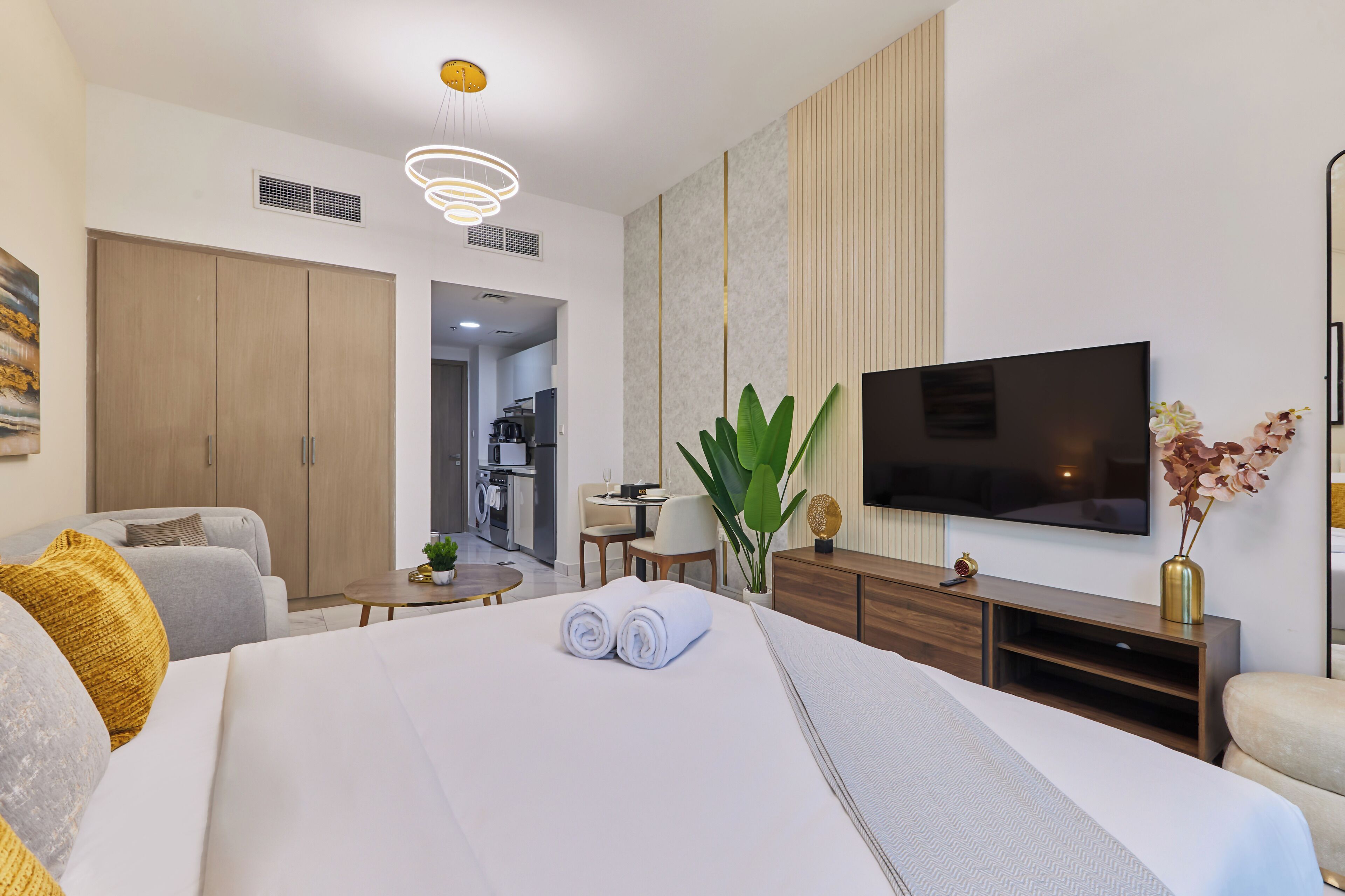 Premium Studio, 1 King Bed | Premium bedding, in-room safe, iron/ironing board, free WiFi