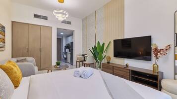 Premium Studio, 1 King Bed | Premium bedding, in-room safe, iron/ironing board, free WiFi